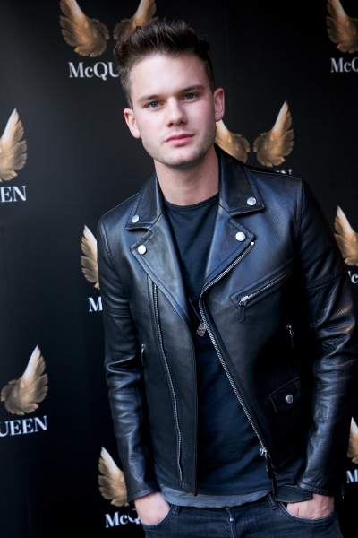 Jeremy Irvine
 Photo