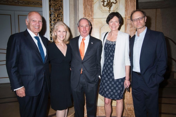 Photo Flash: Mayor Bloomberg Visits Broadway's IT SHOULDA BEEN YOU Image
