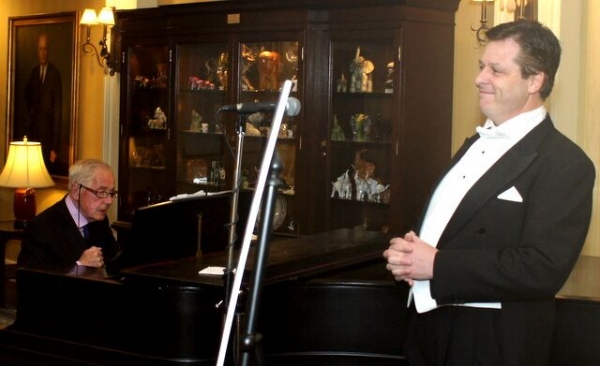 Photo Flash: Tenor Anthony Kearns Pays Tribute to Veterans at Capitol Hill Club 