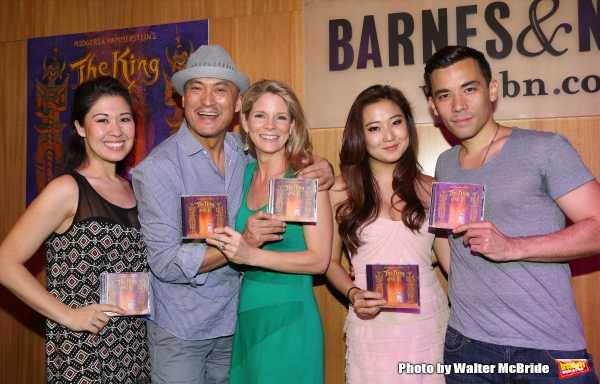 Photo Coverage: Kelli O'Hara & Cast of Broadway's THE KING AND I Sign Albums at Barnes & Noble Image