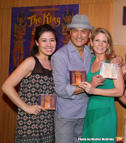 Photo Coverage: Kelli O'Hara & Cast of Broadway's THE KING AND I Sign Albums at Barnes & Noble Image