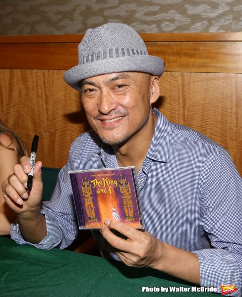 Photo Coverage: Kelli O'Hara & Cast of Broadway's THE KING AND I Sign Albums at Barnes & Noble Image