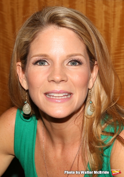 Photo Coverage: Kelli O'Hara & Cast of Broadway's THE KING AND I Sign Albums at Barnes & Noble Image