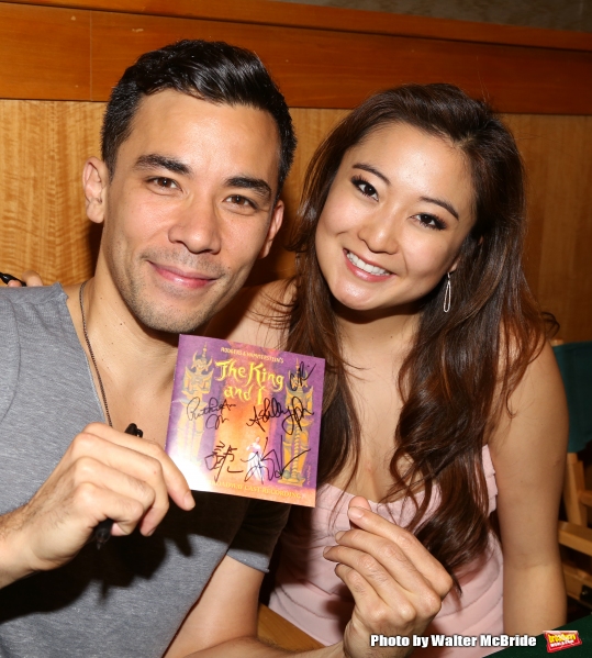 Photo Coverage: Kelli O'Hara & Cast of Broadway's THE KING AND I Sign Albums at Barnes & Noble Image