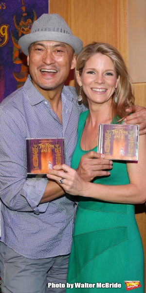 Photo Coverage: Kelli O'Hara & Cast of Broadway's THE KING AND I Sign Albums at Barnes & Noble Image