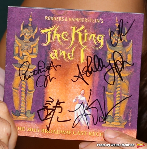 Photo Coverage: Kelli O'Hara & Cast of Broadway's THE KING AND I Sign Albums at Barnes & Noble Image