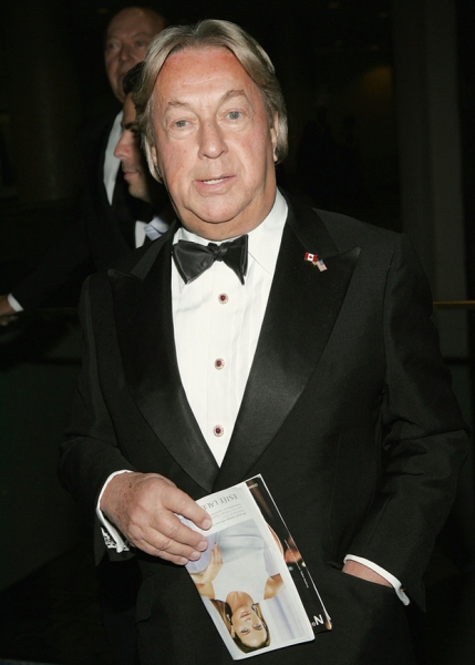 Photo Flash: Barbra Streisand Remembers Designer Arnold Scaasi and Her Iconic Oscars Outfit Image