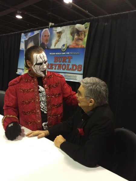 Photo Flash: Burt Reynolds Wows at Wizard World Comic Con Image
