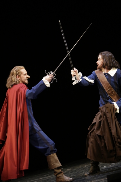 Veit Schäfermeier (Cyrano) und John Wesley Zielmann (Le Bret) Photo