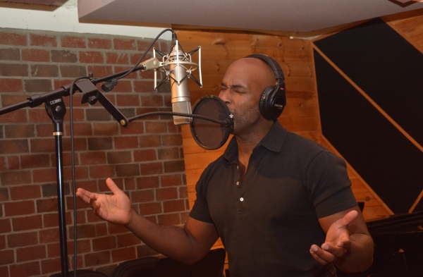 Exclusive Photo Coverage: SCHOOL OF ROCK's Alan H. Green Sings Carols For A Cure Image