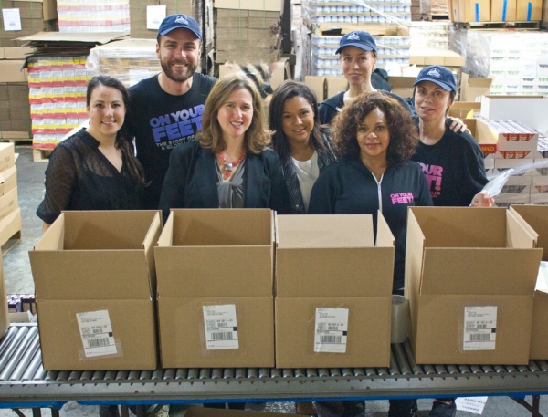 Photo Flash: ON YOUR FEET Cast Lends a Helping Hand at Citymeals-on-Wheels Image