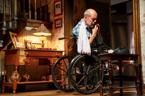 Photo Flash: Just in Time for Halloween! First Look at Bruce Willis & Laurie Metcalf in MISERY on Broadway Image