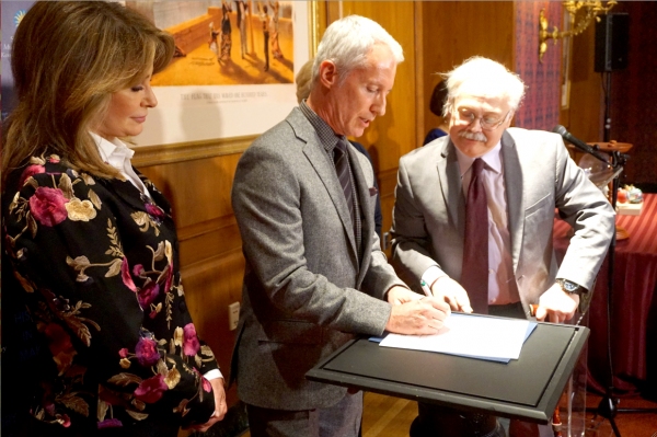 Diedre Hall witnesses Greg Meng signing the Deed of Gift to The Smithsonian Instituti Photo
