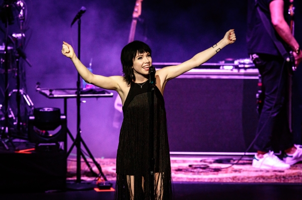 Photo Flash: GRAMMY Nominee and Stage Star Carly Rae Jepsen Kicks Off New Year's in Las Vegas Image