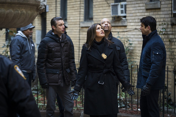 LAW & ORDER: SPECIAL VICTIMS UNIT -- ''Forty-One Witnesses'' Episode 1714 -- (l-r) Pe Photo