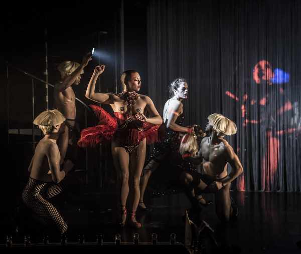 Hilly Bodin as Snow White (center), Laura Careless as The Queen (second from right) a Photo