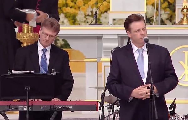Photo Flash: Tenor Anthony Kearns Sings at Pre-Mass Concert for Pope Francis 