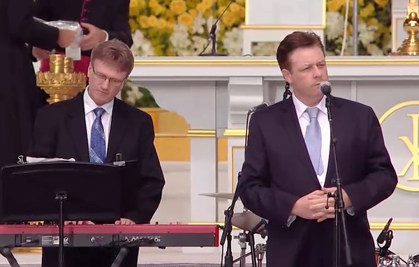 Photo Flash: Tenor Anthony Kearns Sings at Pre-Mass Concert for Pope Francis Image
