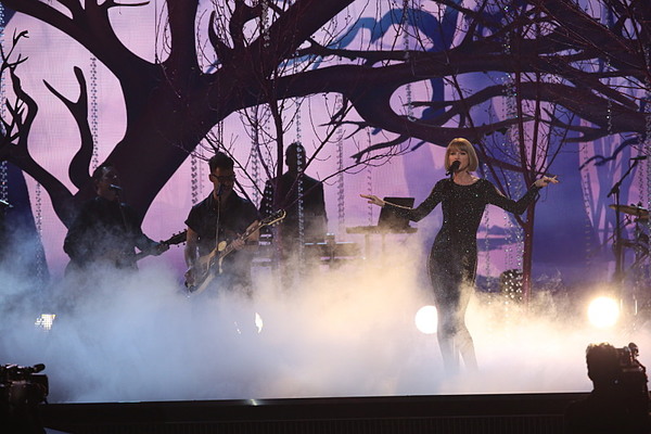Photo Flash: Lady Gaga, Justin Bieber & More Among Highlights of 58th ANNUAL GRAMMY AWARDS Image