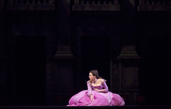 Photo Flash: First Look at Lyric Opera of Chicago's ROMEO AND JULIET, Helmed by Bartlett Sher 