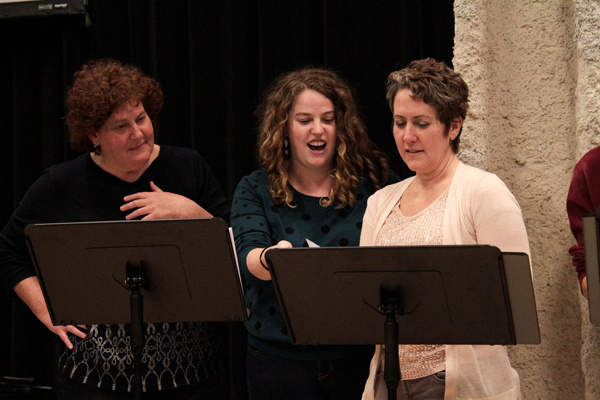 Kat Martin () talks with Rona Hyman (left) and Jeannette Rainey (right) Photo