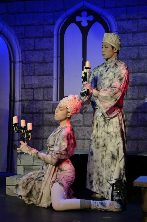 Popra Nakayama and Paburo Ito as the Magical Statues Photo