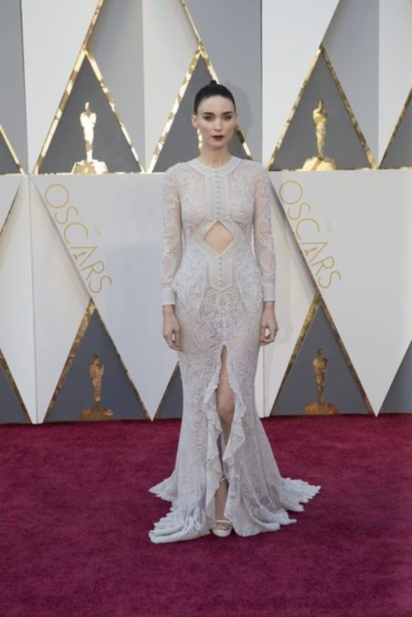 Photo Flash: Emily Blunt, Saoirse Ronan & More Grace OSCARS Red Carpet Image