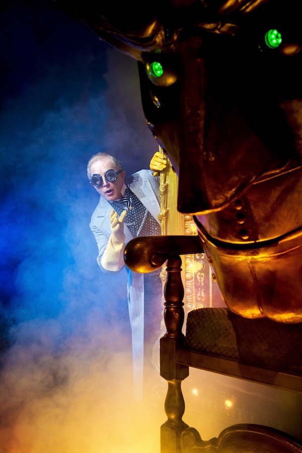Photo Flash: First Look at Mark Curry as The Wizard in the West End's WICKED Image