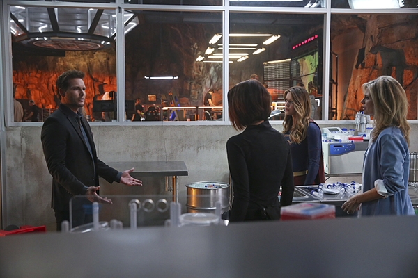 Photo Flash: SUPERGIRL Risks Everything in Season One Finale! Image