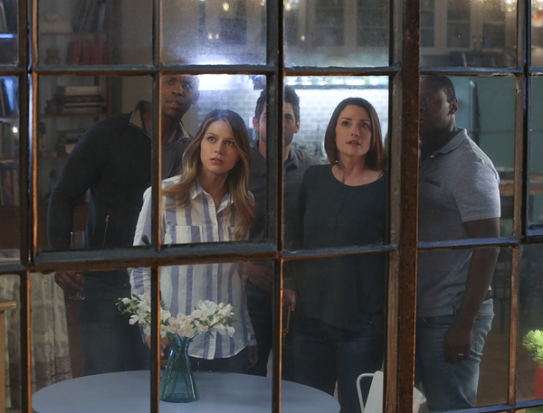 Photo Flash: SUPERGIRL Risks Everything in Season One Finale! Image