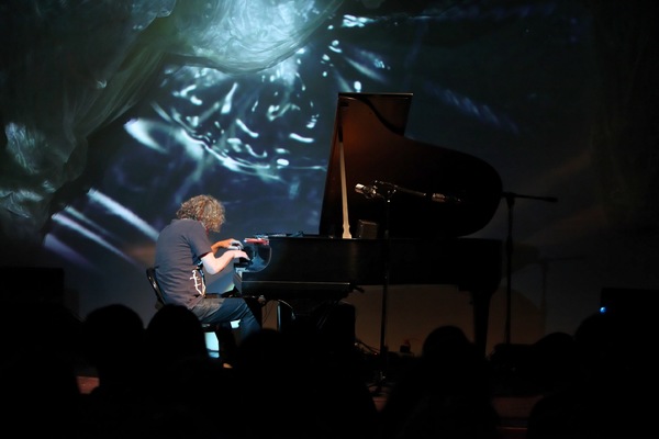 Photo Flash: Peter Manning Robinson Debuts THE REFRACTOR PIANO CONCERT at Bergamot Station  Image
