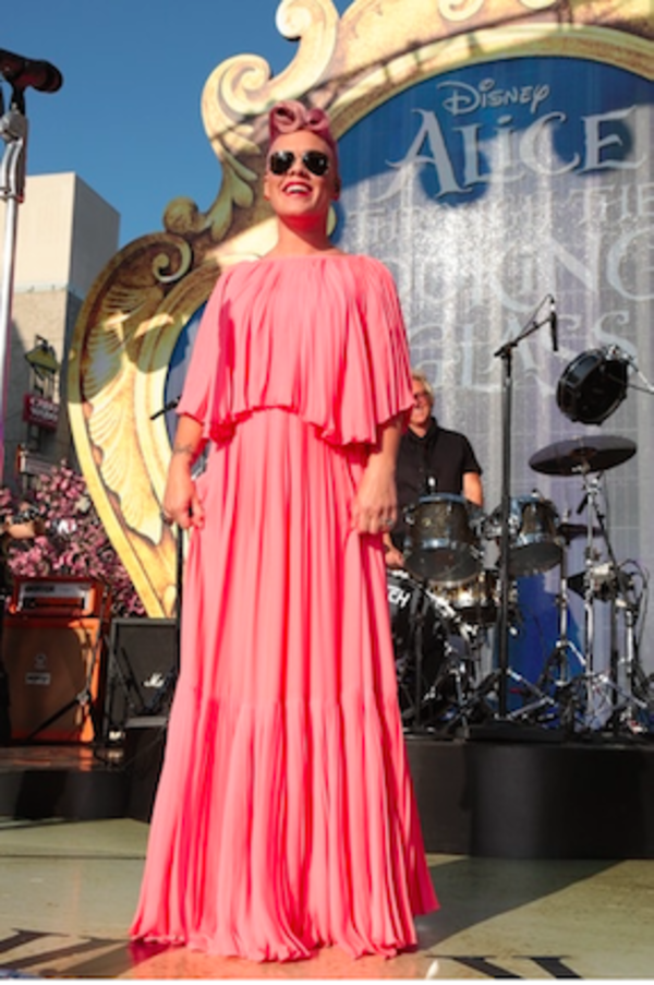 Photo Flash: Anne Hathaway & Attend 'THROUGH THE LOOKING GLASS' Hollywood Premiere Image