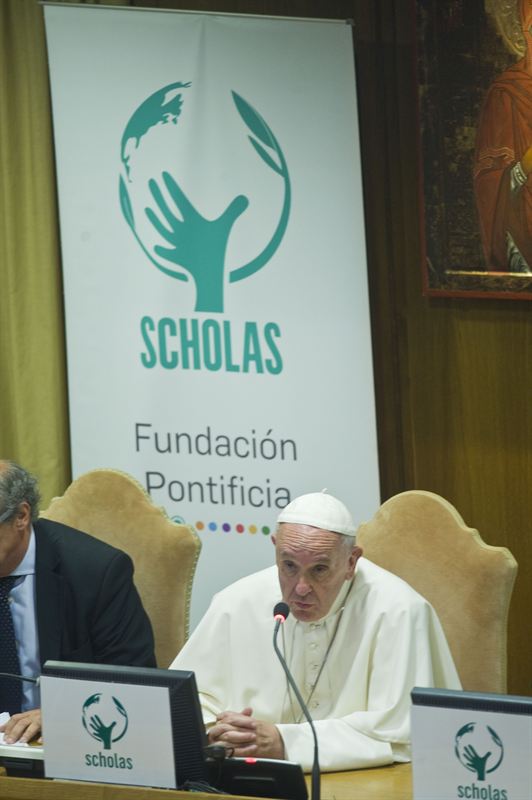 Photo: Telemundo Presents 'Innovation Award' to Pope Francis' Education Initiative 