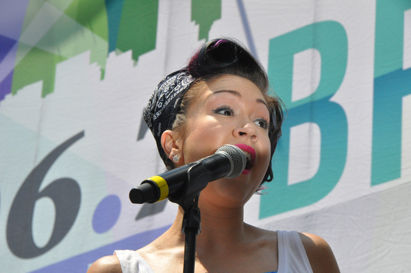 Photo Coverage: Casts of PARAMOUR, LES MIZ & More Bring it Home to Bryant Park Image