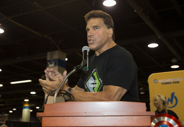 Lou Ferrigno speaks at Wizard World Chicago Heroes Honoring Heroes Event Photo
