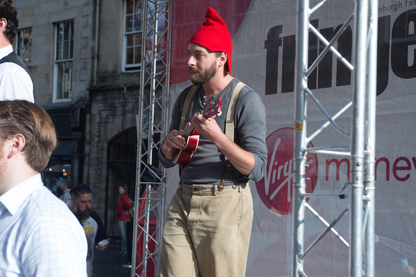Photo Flash: Edinburgh 2016 - Street Performers On The Royal Mile Image