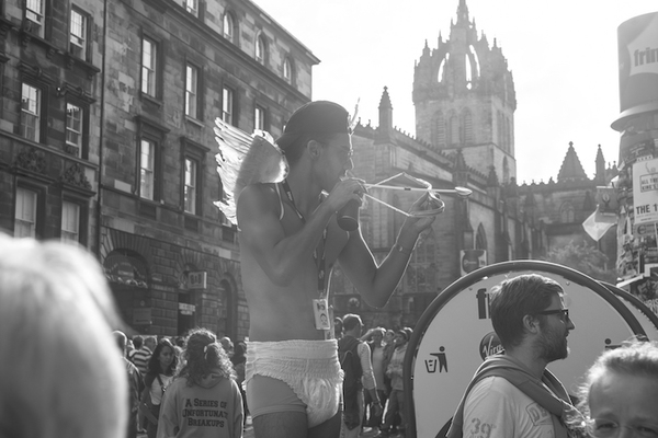 Photo Flash: Edinburgh 2016 - Street Performers On The Royal Mile Image