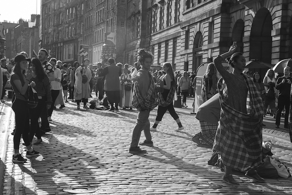 Photo Flash: Edinburgh 2016 - Street Performers On The Royal Mile Image