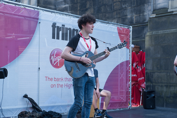 Photo Flash: Edinburgh 2016 - Street Performers On The Royal Mile Image