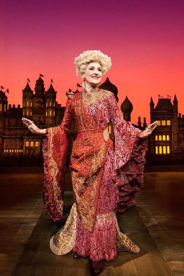 Photo Flash: First Look at Anita Dobson and The New Cast of WICKED Image