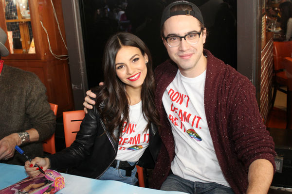 Photo Coverage: BC/EFA Flea Market 2016 Celebrity Autograph Table Image