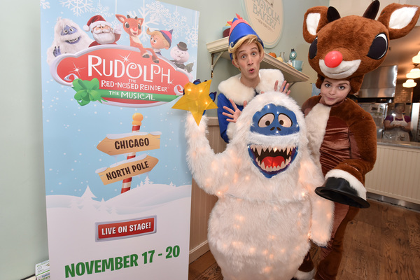 Photo Flash Magnolia Bakery Chicago Unveils Rudolph The Red
