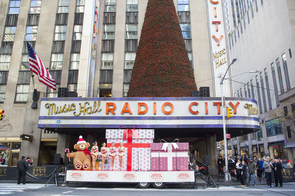Photo Flash: The Rockettes and Santa Announce 2,000 'CHRISTMAS SPECTACULAR' Tickets for Garden of Dreams 