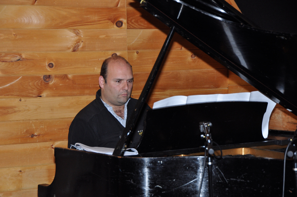 Exclusive Photo Coverage: CAGNEY's Robert Creighton Sings Carols for A Cure Image
