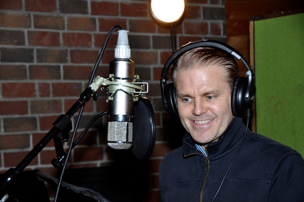 Exclusive Photo Coverage: CAGNEY's Robert Creighton Sings Carols for A Cure  Image