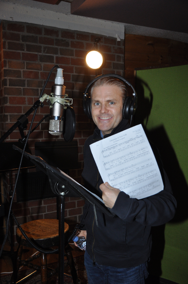 Exclusive Photo Coverage: CAGNEY's Robert Creighton Sings Carols for A Cure  Image