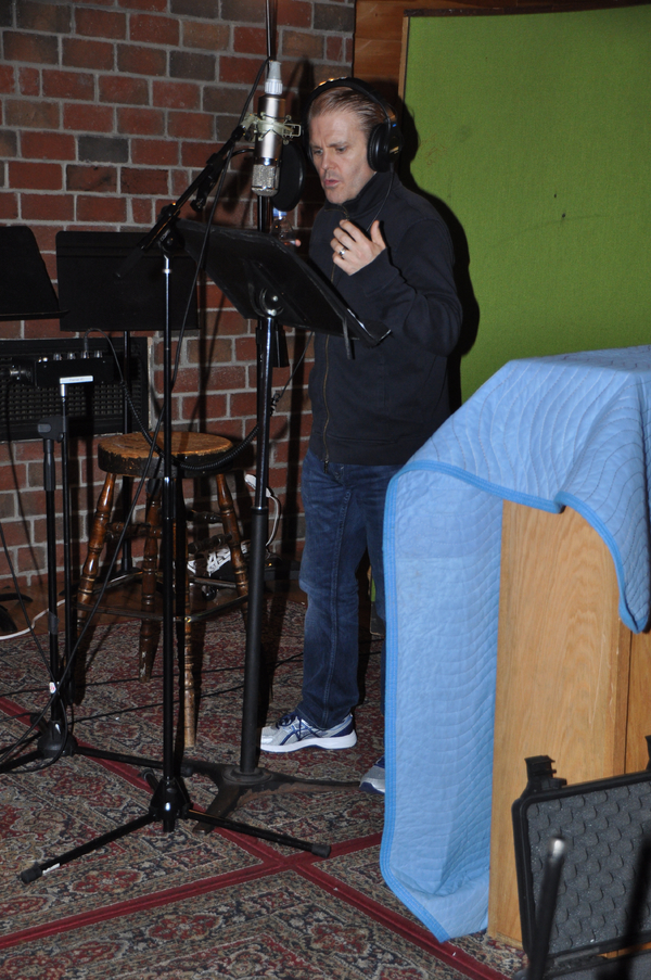 Exclusive Photo Coverage: CAGNEY's Robert Creighton Sings Carols for A Cure Image