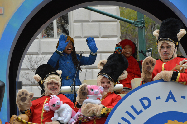 Photo Coverage: Macy's 90th Thanksgiving Day Parade Marches Through NYC! Image