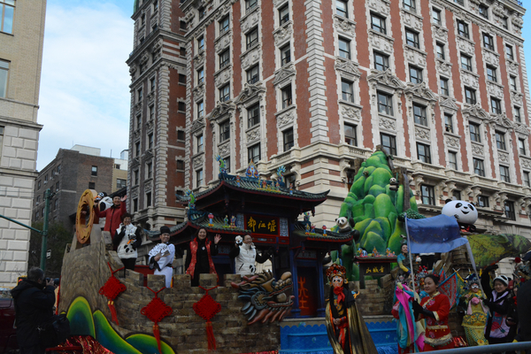 Photo Coverage: Macy's 90th Thanksgiving Day Parade Marches Through NYC! Image