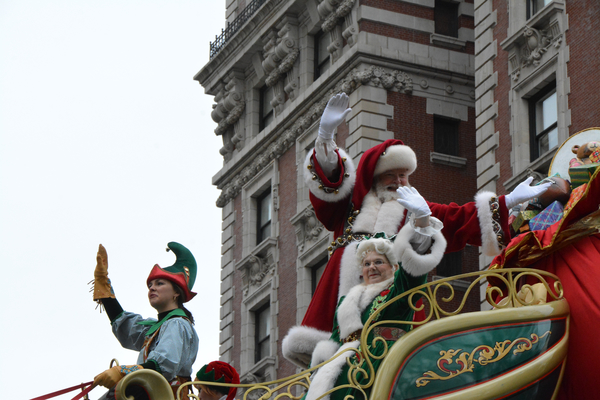 Photo Coverage: Macy's 90th Thanksgiving Day Parade Marches Through NYC! Image